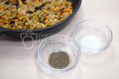 Добавить 1/2 чайной ложки соли и черный молотый перец по вкусу.