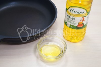 На сковороде разогреть 3 столовые ложки натурального подсолнечного масла.