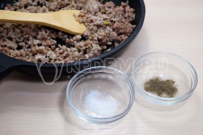 Посолить и поперчить по вкусу.