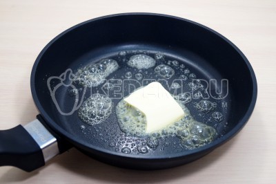 На сковороде разогреть 30 г сливочного масла.