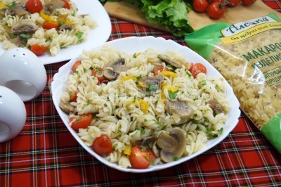 Макароны с грибами и овощами