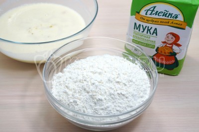 Всыпать 400 грамм муки.