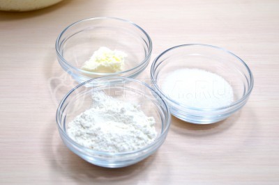 Для сладкой крошки смешать 2 столовые ложки сахара, 2 столовые ложки муки и 20 грамм сливочного масла.