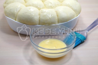Булочки смазать взбитым яйцом с молоком при помощи кисточки.