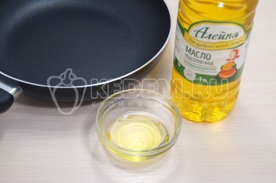 Нс сковороде разогреть 3 столовые ложки натурального подсолнечного масла.