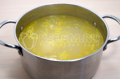 Добавить обжаренные овощи в кастрюлю.