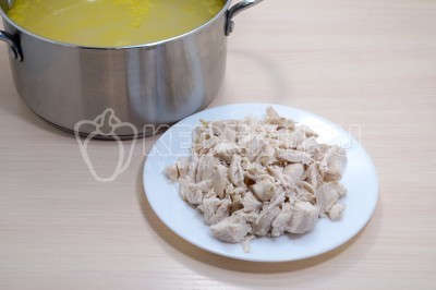 Добавить отварное куриное мясо, без костей. Нарезанное по желанию.
