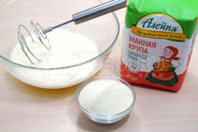 Добавить 100 грамм манной крупы и перемешать.
