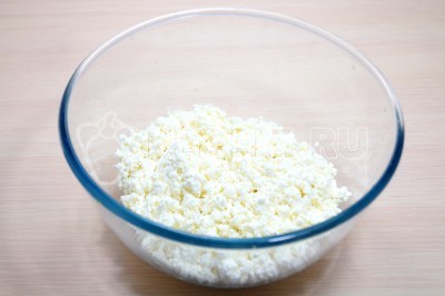 Отмерить 500 грамм творога 9% жирности.