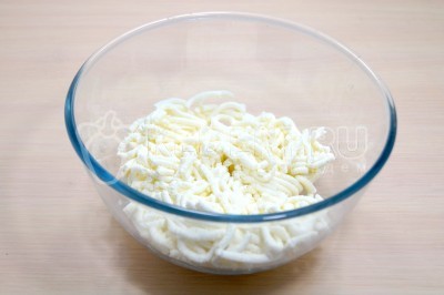 Творог пропустить через мясорубку.