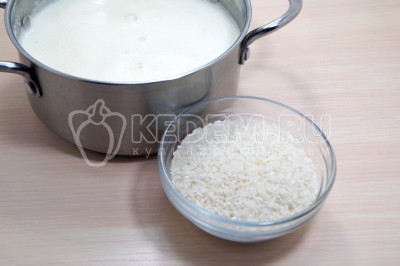 Добавить 100 грамм круглозерного риса.