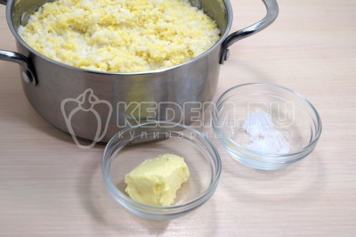 Добавить 1/4 чайной ложки соли и 50 грамм сливочного масла.