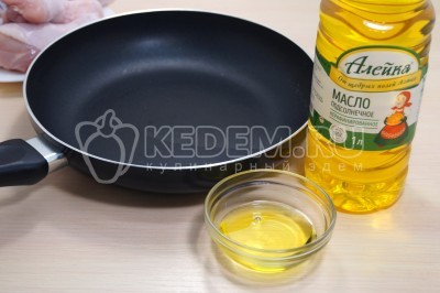 На сковороде разогреть 3 столовые ложки натурального подсолнечного масла.