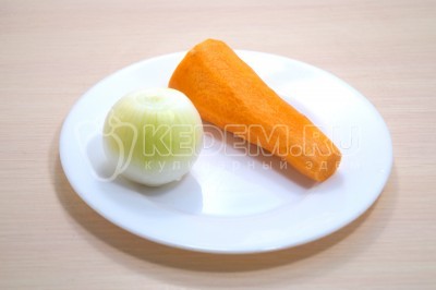Луковицу и морковь очистить.