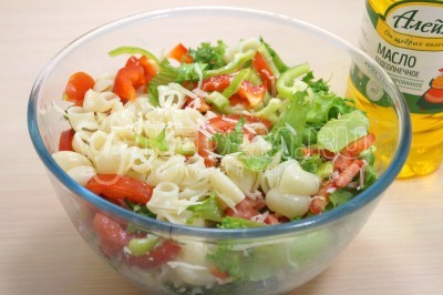 Посолить по вкусу и перемешать.