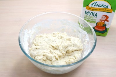 Замесить тесто.