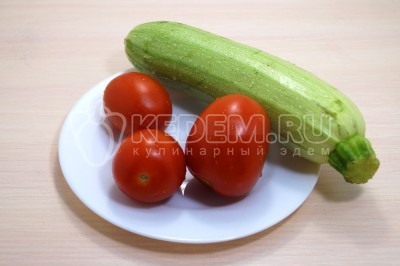 Для начинки нарезать помидоры и кабачок тонкими кружочками.