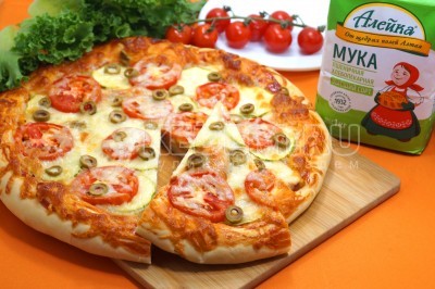 Пицца с кабачками и курицей