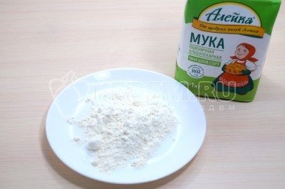 На плоскую тарелку выложить 3 столовые ложки муки.