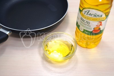 На сковороде разогреть 3 столовые ложки натурального подсолнечного масла.