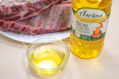 Смазать ребрышки со всех сторон натуральным подсолнечным маслом.