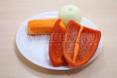 Лук, морковь перец очистить.