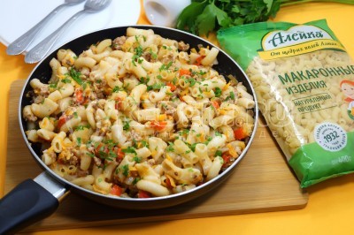 Макароны с фаршем и овощами на сковороде
