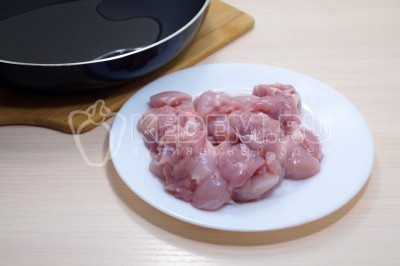 Куриное филе промыть, обсушить и нарезать небольшими кусочками.