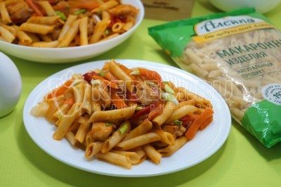 Макароны с подливой из курицы