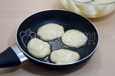 Выложить столовой ложкой каждый оладий на сковороду. Готовить 1 минуту.