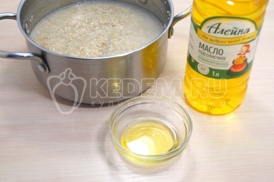 Добавить 2 столовые ложки натурального подсолнечного масла, перемешать.