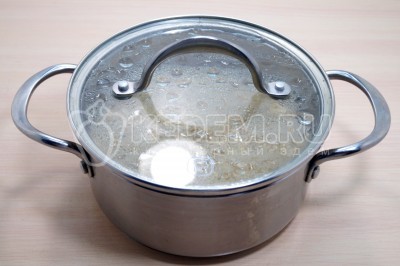 Накрыть крышкой и оставить на 10-12 минут.