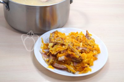 Добавить обжаренные овощи с копченым мясом.