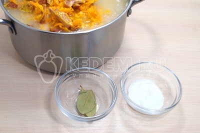 Добавить 1 лавровый лист и примерно 1/2 чайной ложки соли, подсолить по вкусу.