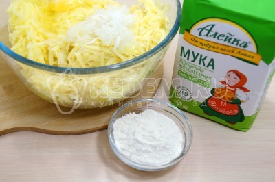 Добавить 3 столовые ложки муки.