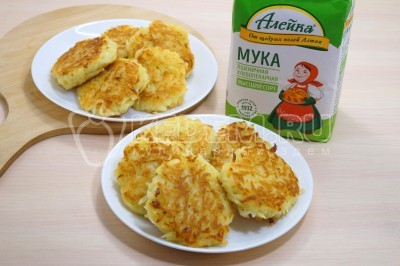 Выложить драники на блюдо.