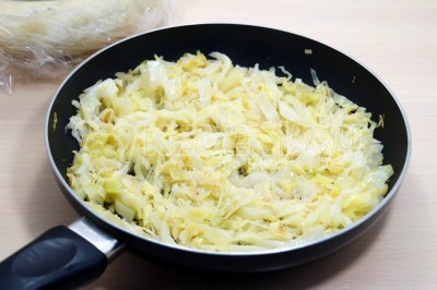 Капусту посолить по вкусу и остудить.