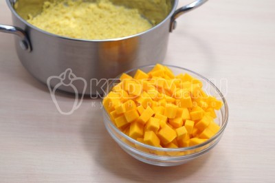 Нарезать тыкву кубиками.