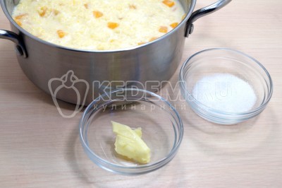 В готовую пшенную кашу добавить сливочное масло и сахар по вкусу.