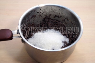 Добавить в мак 4 столовые ложки сахара и перемешать.