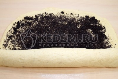 Свернуть рулетом, защипнуть край.