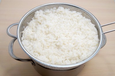 Откинуть на дуршлаг и дать воде полностью стечь.