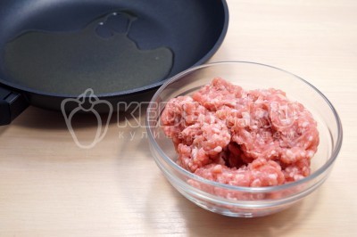 Добавить 300 грамм мясного фарша.