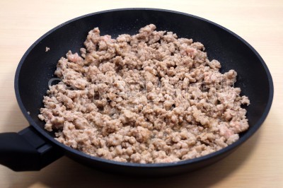 Обжарить мясной фарш на сковороде, помешивая, 3-5 минут.