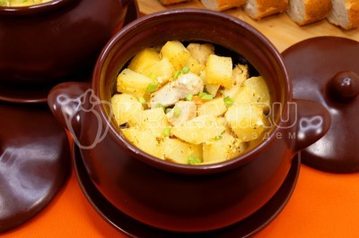 Курица с картошкой в горшочках со сметаной