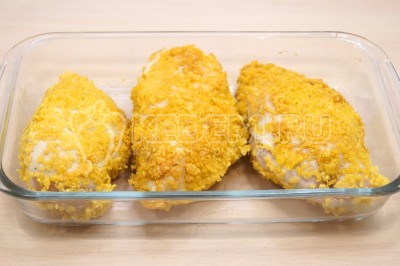 Переложить куриное филе в форму для запекания.