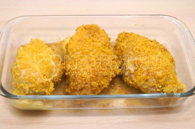 Вынуть куриное филе из духовки и немного остудить.