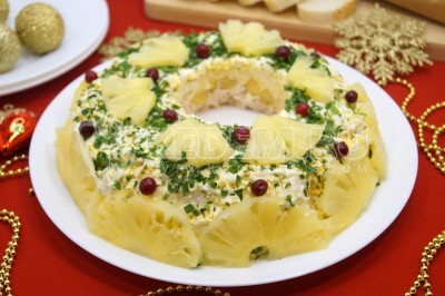 Новогодний салат Ананасовый браслет