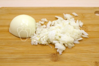 Луковицу мелко нашинковать.