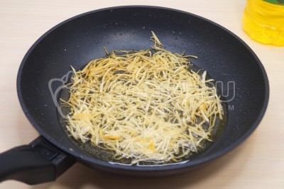 Выложить часть картофеля и обжарить до золотистого цвета. 